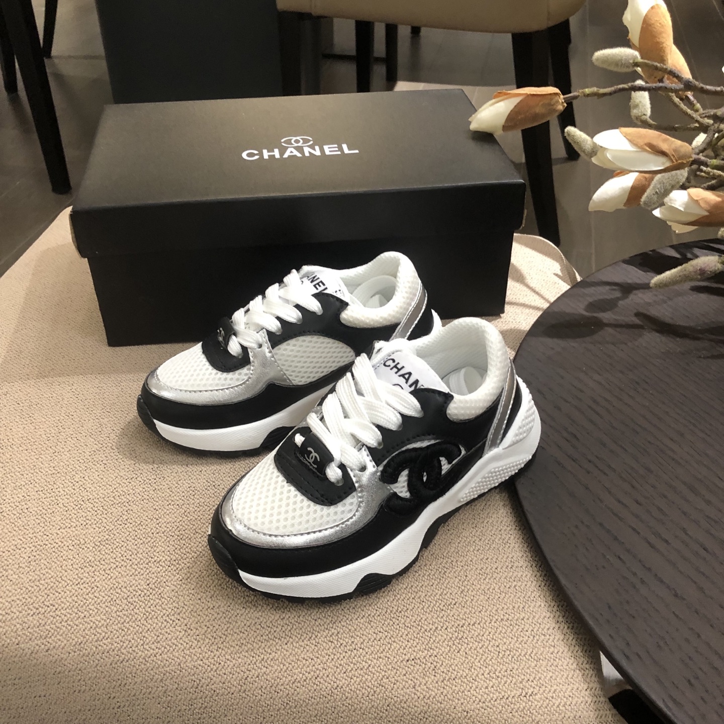 Children's shoes child